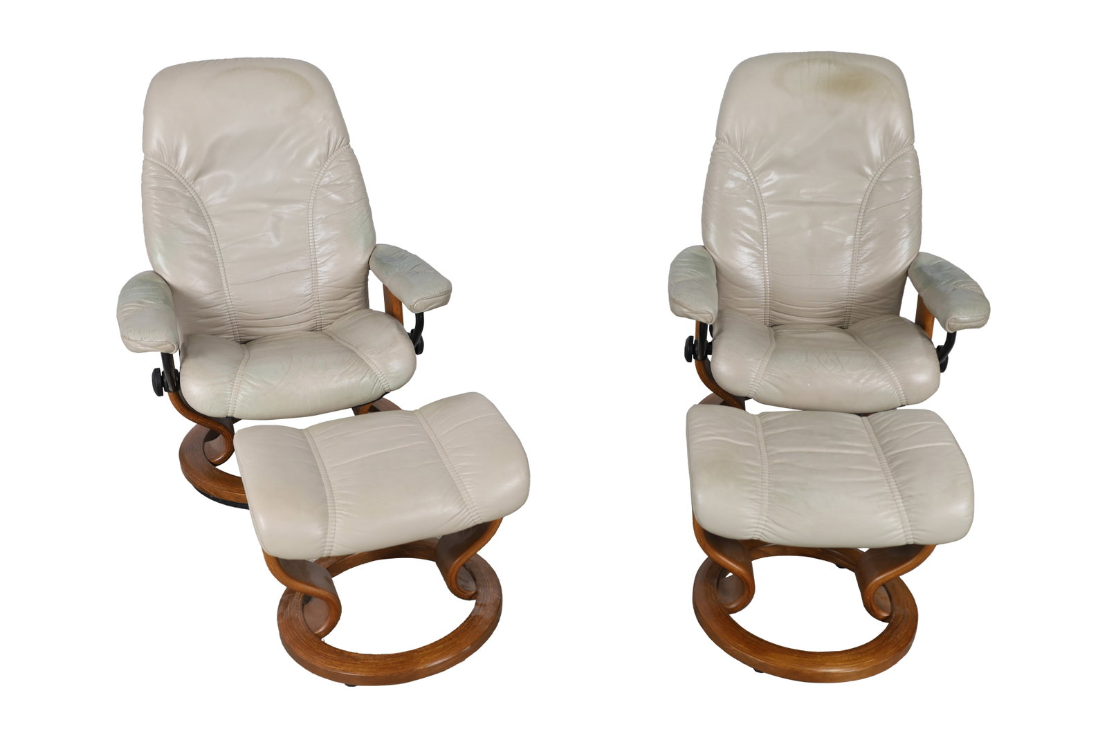 Ekornes Stressless Chairs and Ottomans - Pair: Ekornes Stressless Chairs and Ottomans - Pair. Dimensions 37x28x25