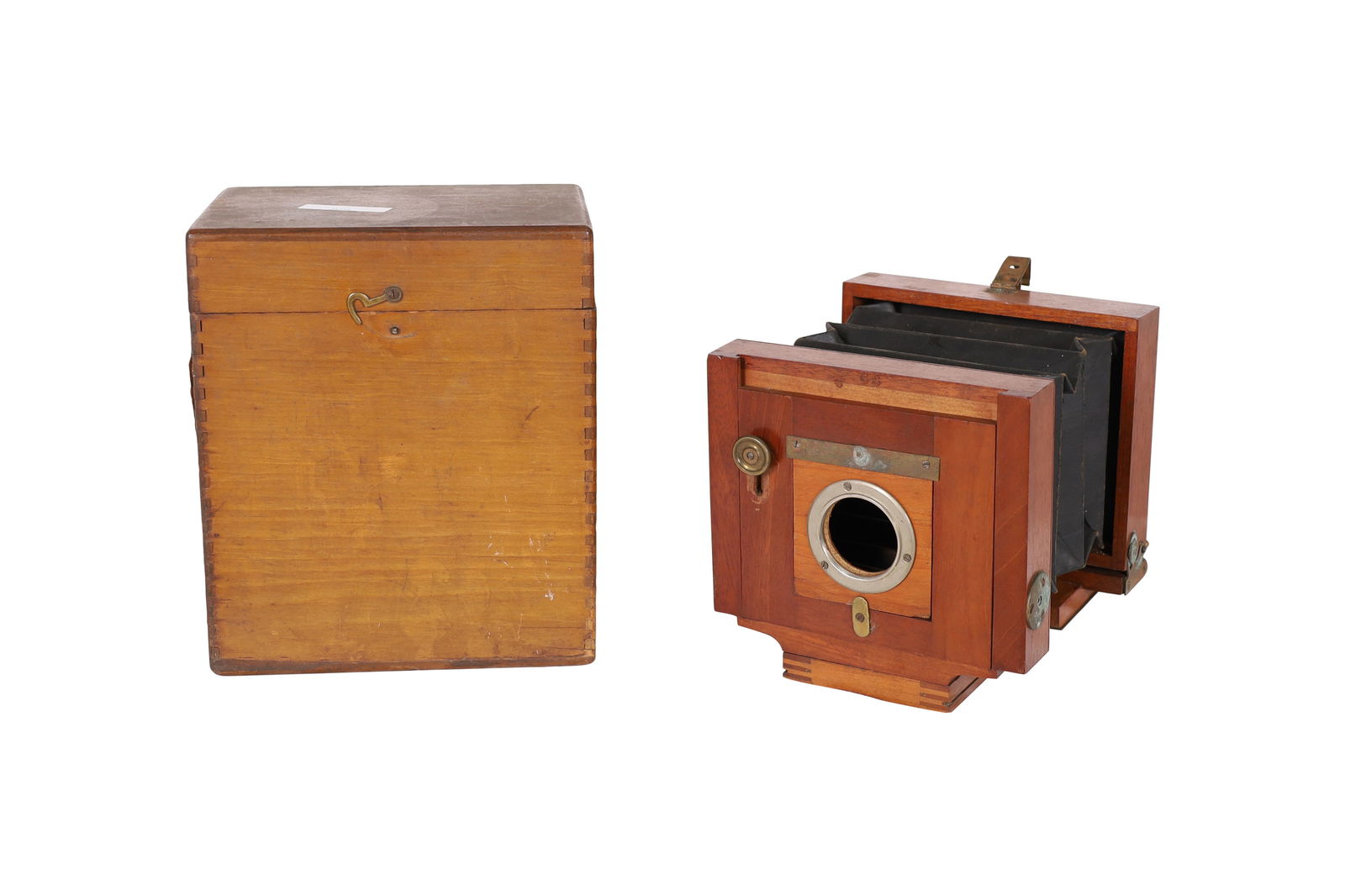 Antique Camera Pat. 1884 in Case (1 of 5)