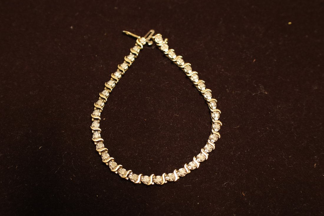 14k Diamond Tennis Bracelet: 14k diamond tennis bracelet, 4.6 DWT Dimensions 7.5"