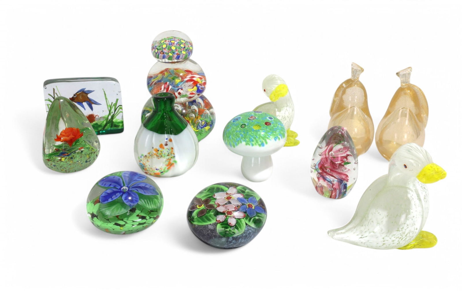 Art Glass, Venetian Figures & Paperweights - 11: 11 pieces of art glass, paperweights and venetian fruit figures