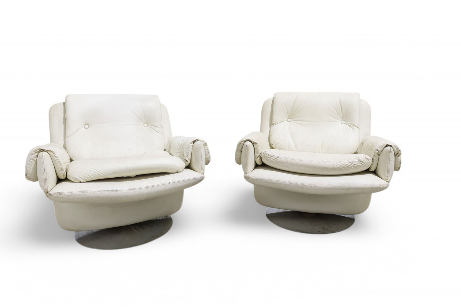 Geoffery Harcourt Artifort Chairs - Pair: A pair of leather and chrome Geoffery Harcourt Artifort chairs Dimensions:34x36x36