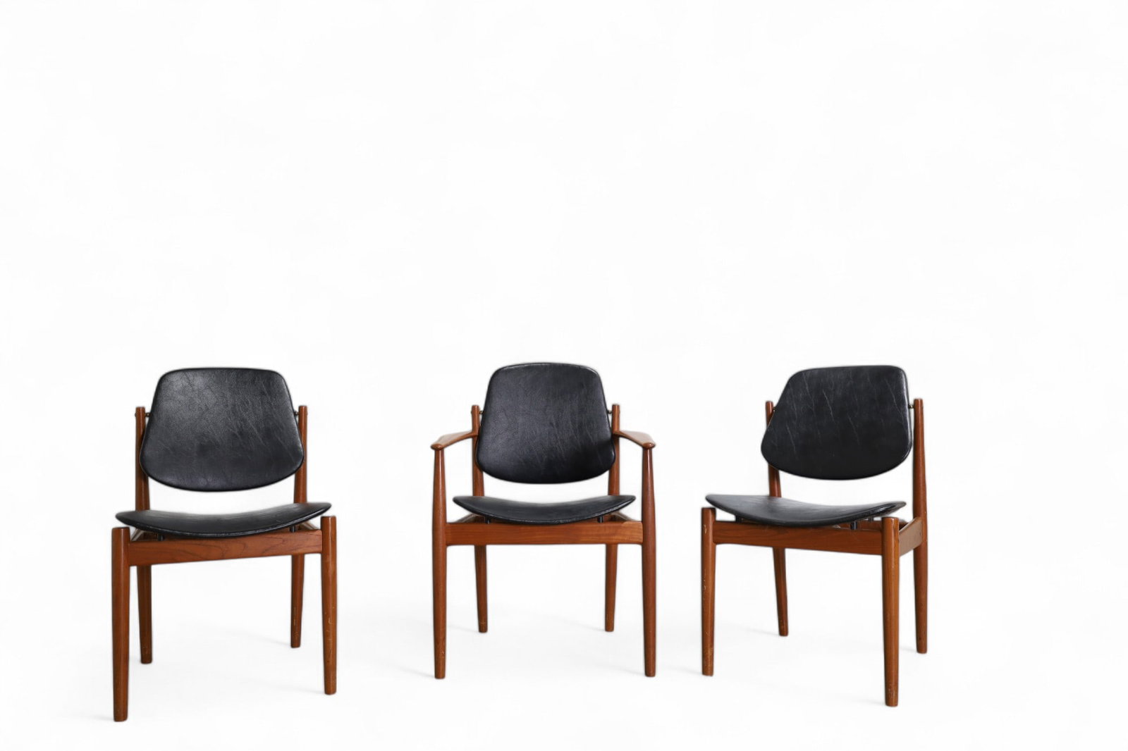 Arne Vodder Teak Chairs - 3: A set of 3 tilt back Arne Vodder teak chairs with vinyl upholstery, 1 arm and 2 sides Dimensions:34.5x25x19 Seat Height:16.5