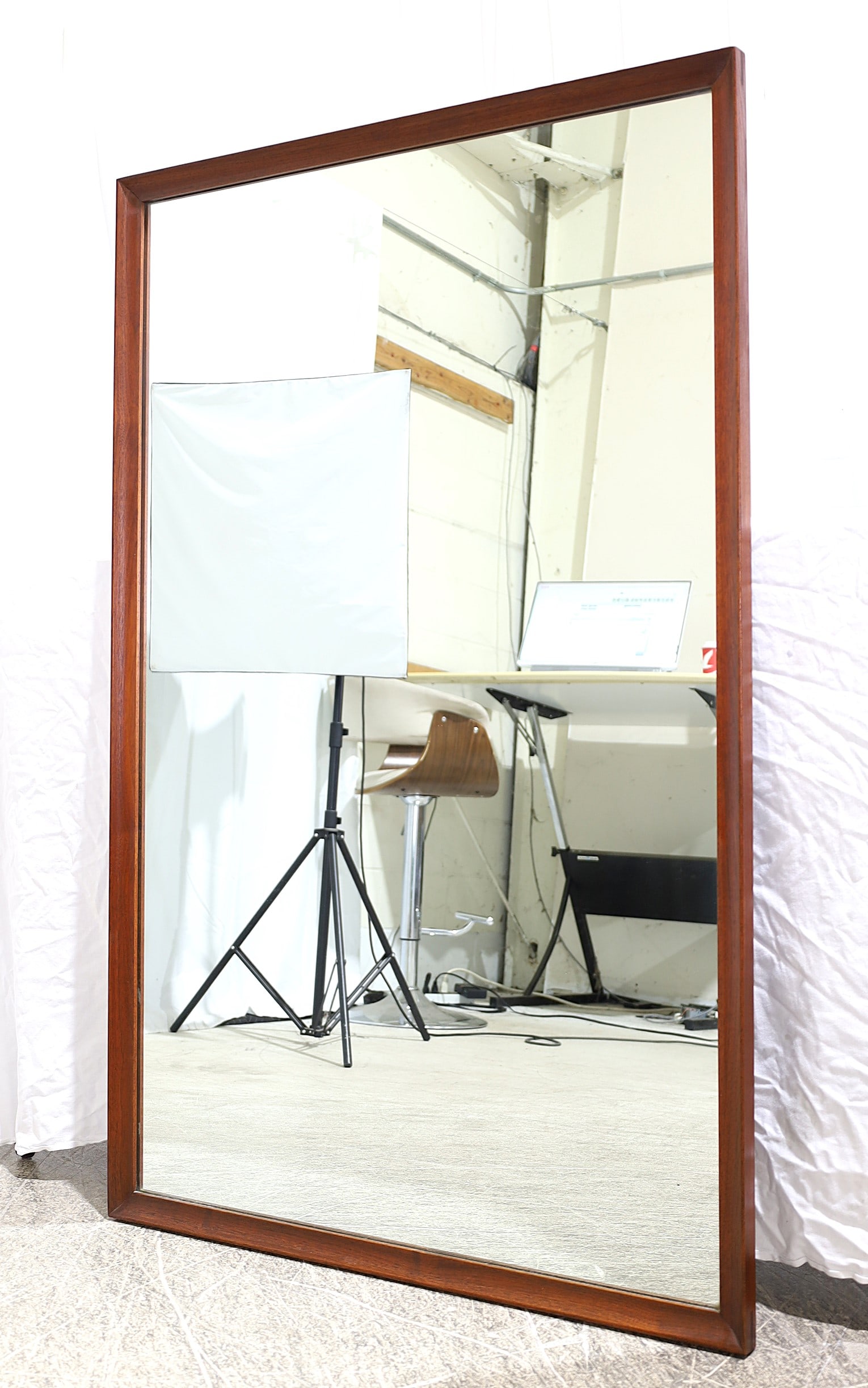 Ramseur Inlaid Walnut Mirror: A Ramseur walnut mirror with inlaid corners Dimensions:50x32x1