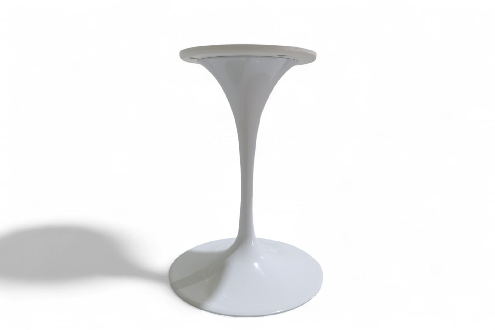 Tulip Base: A Knoll style round white tulip base Dimensions:28x16
