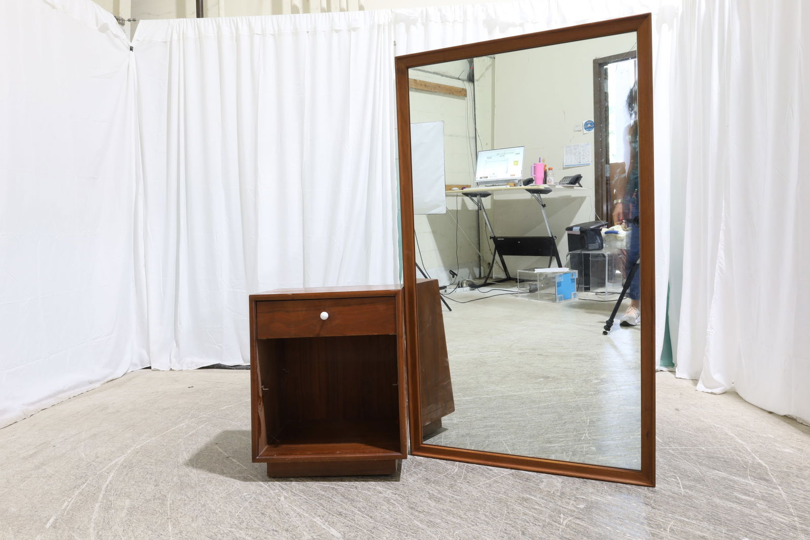 Kipp Stewart End Stand & Mirror: A Kipp Stewart for Drexel end stand and mirror End Stand Dimensions:24x20x14 Dimensions:57x33