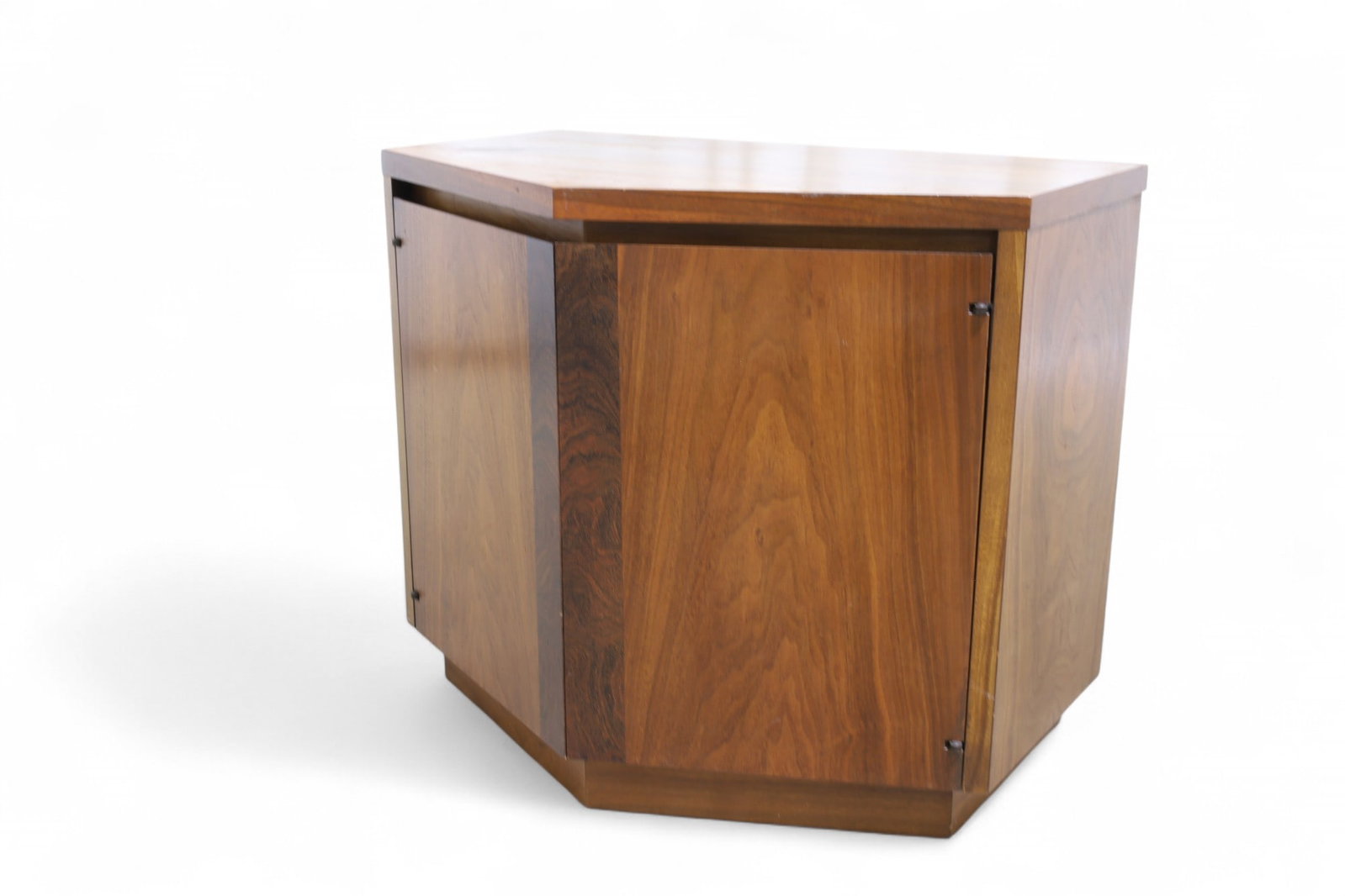 Lane Mid Century "V" End Stand: A Lane mid century modern "V" front end stand Dimensions:22x26x17