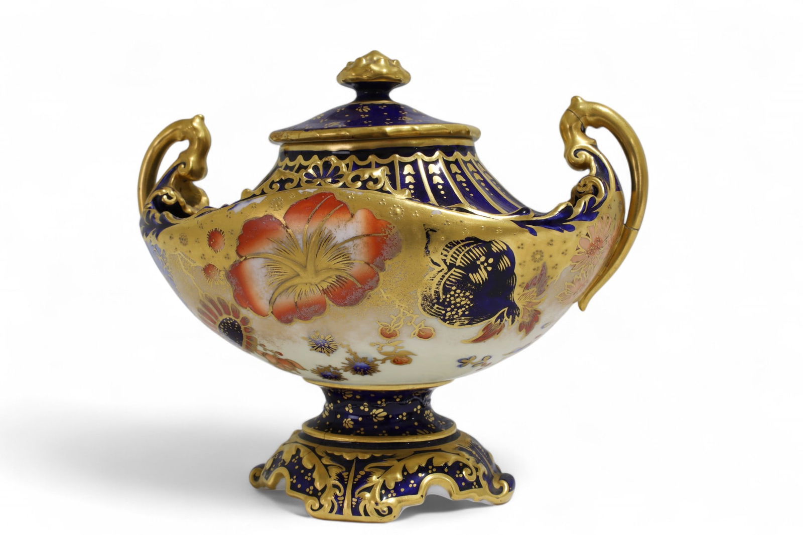 Royal Crown Darby: A royal Crown Darby covered urn Dimensions:5.5x7