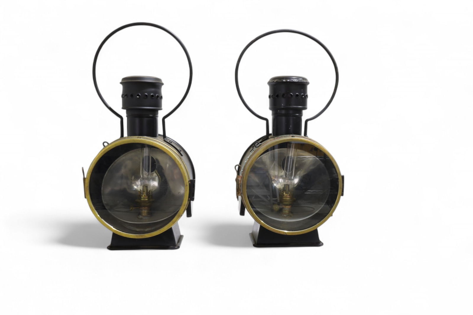Unger Rail Road Lanterns - Pair: A pair of Unger railroad lanterns Dimensions:22x11x7