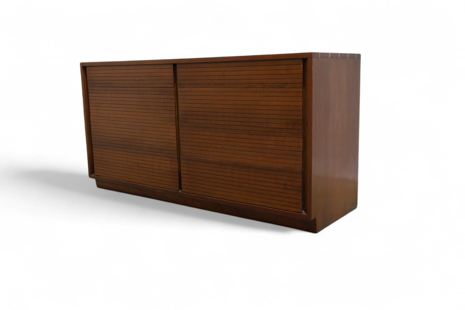 Heneredon Double Dresser: A Heneredon 8 drawer double dresser with hidden casters Dimensions:31x60x20