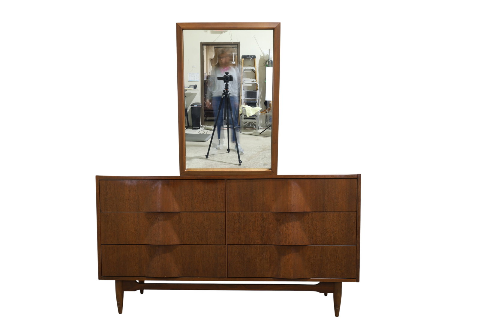 United Furniture Corp. Long Dresser: A United Furniture Corp.6 drawer long dresser with mirror Dimensions:30.5x56x18 Dimensions :41x27