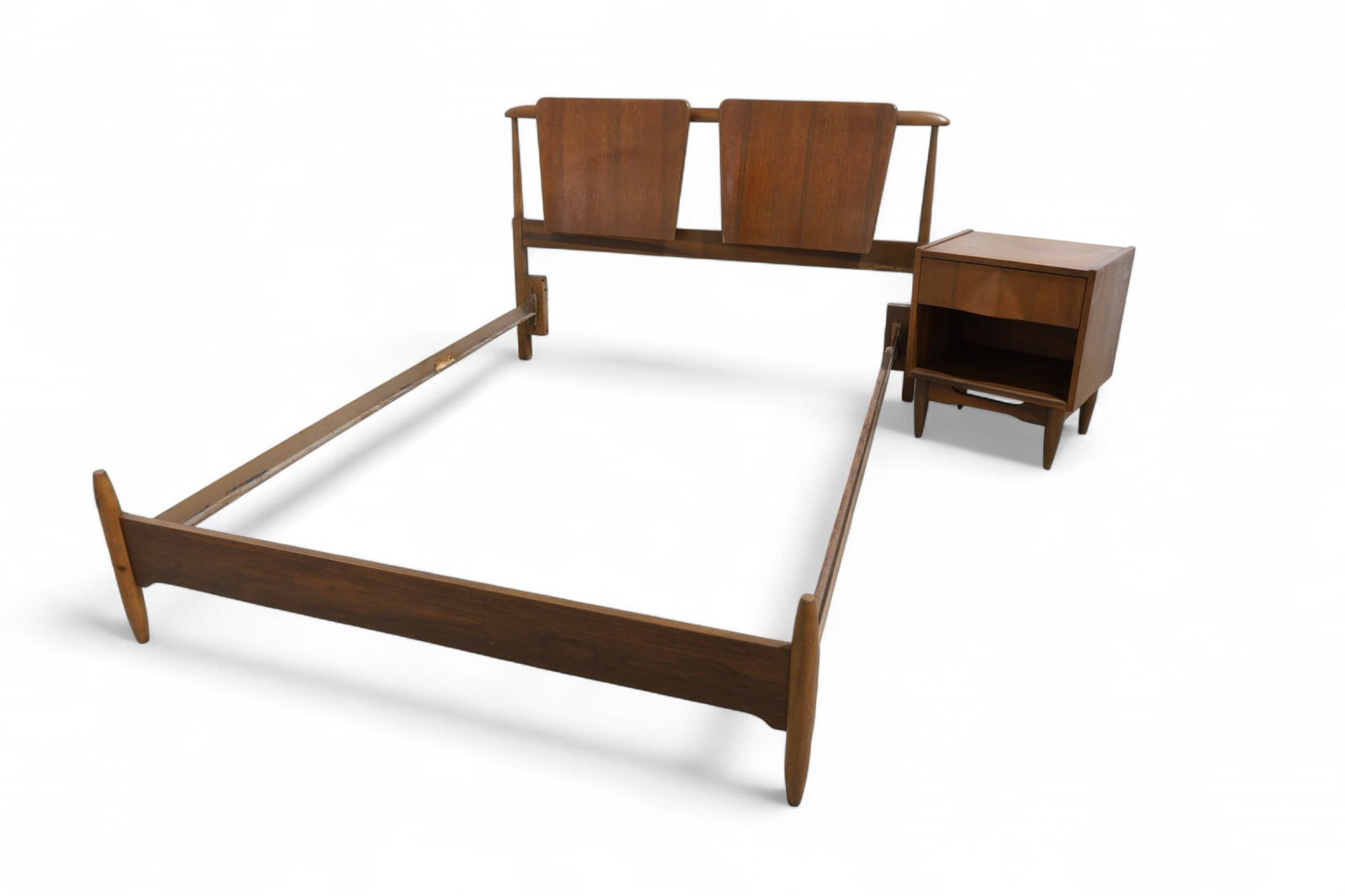 United Furniture Full Bed & Nightstand (1 of 10)