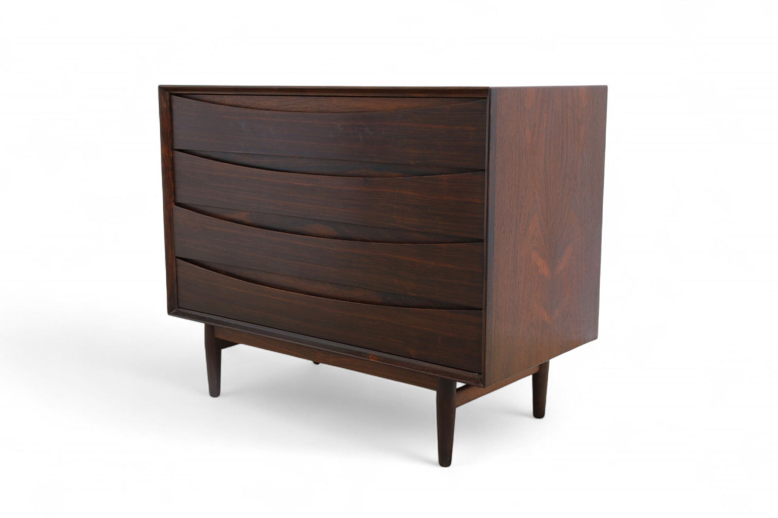 Arne Vodder Rosewood Dresser: A signed Arne Vodder 4 drawer rosewood dresser Dimensions:32x39x19.5