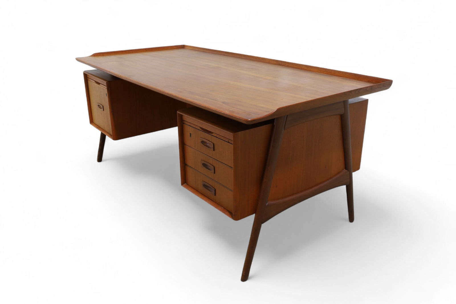 Arne Vodder Teak Floating Top Desk: An Arne Vodder teak floating top desk Dimensions:29x34x69