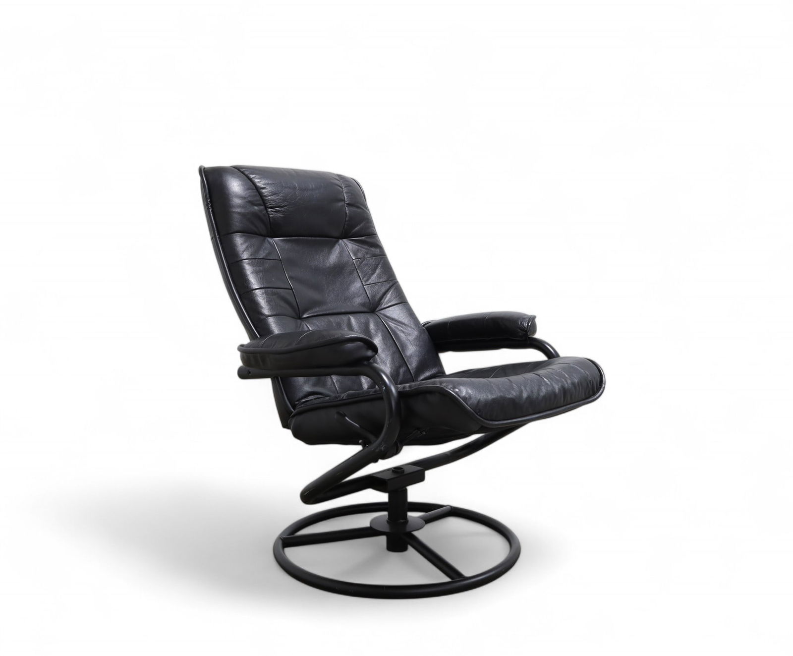 Ekorness Stressless Style Lounge Chair: An Ekoress stressless black leather and steel reclining lounge chair Dimensions:36x30.5x35 Seat Height:18