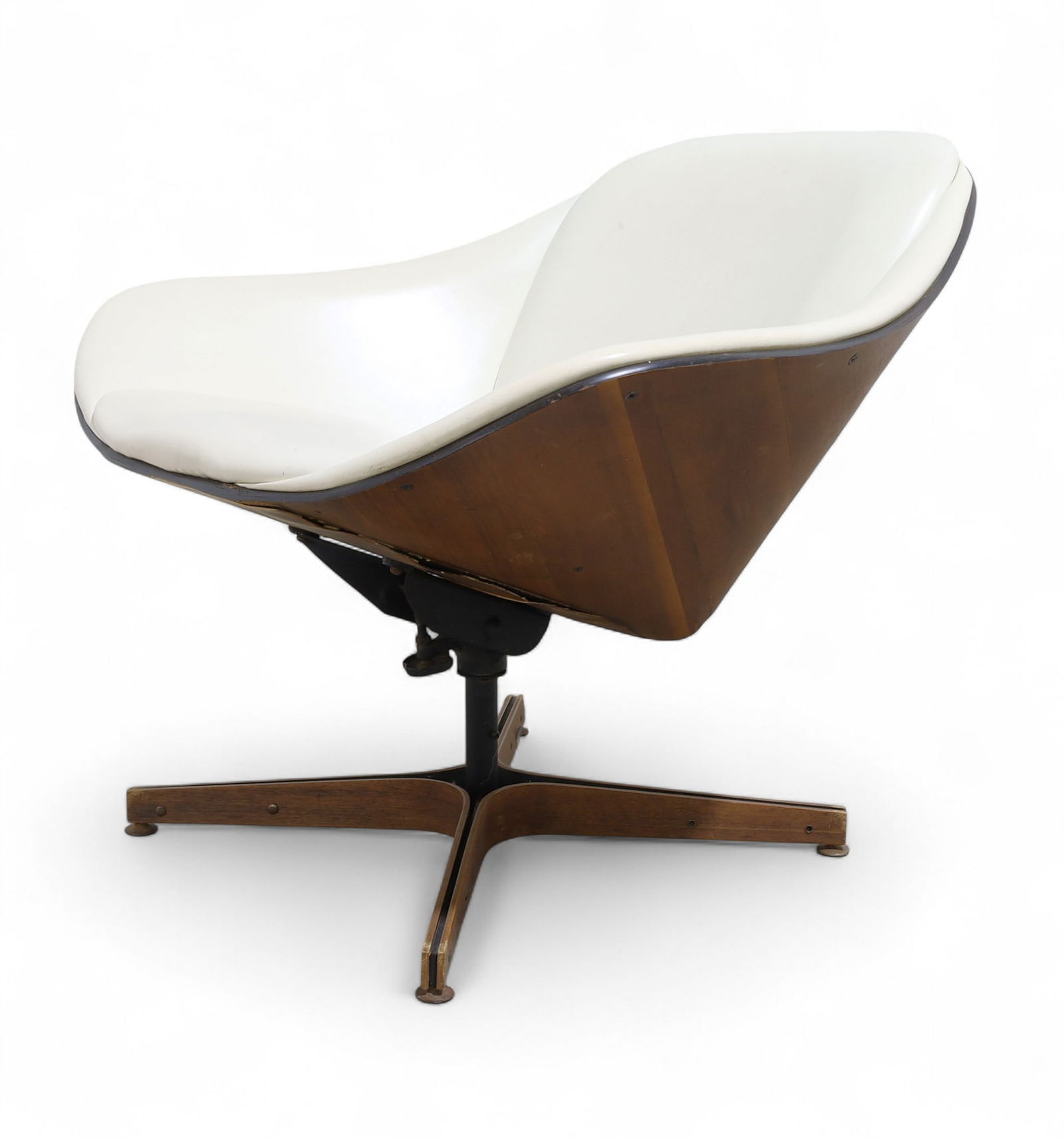 George Mulhauser Bentwood Lounge Chair: A George Mulhauser walnut bentwood and vinyl lounge chair Dimensions:28x35x31 Seat Height:17