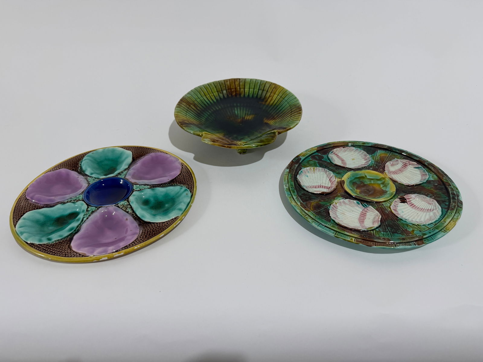 2 Majolica Oyster Plates & Clam Shaped Pedestal (1 of 15)
