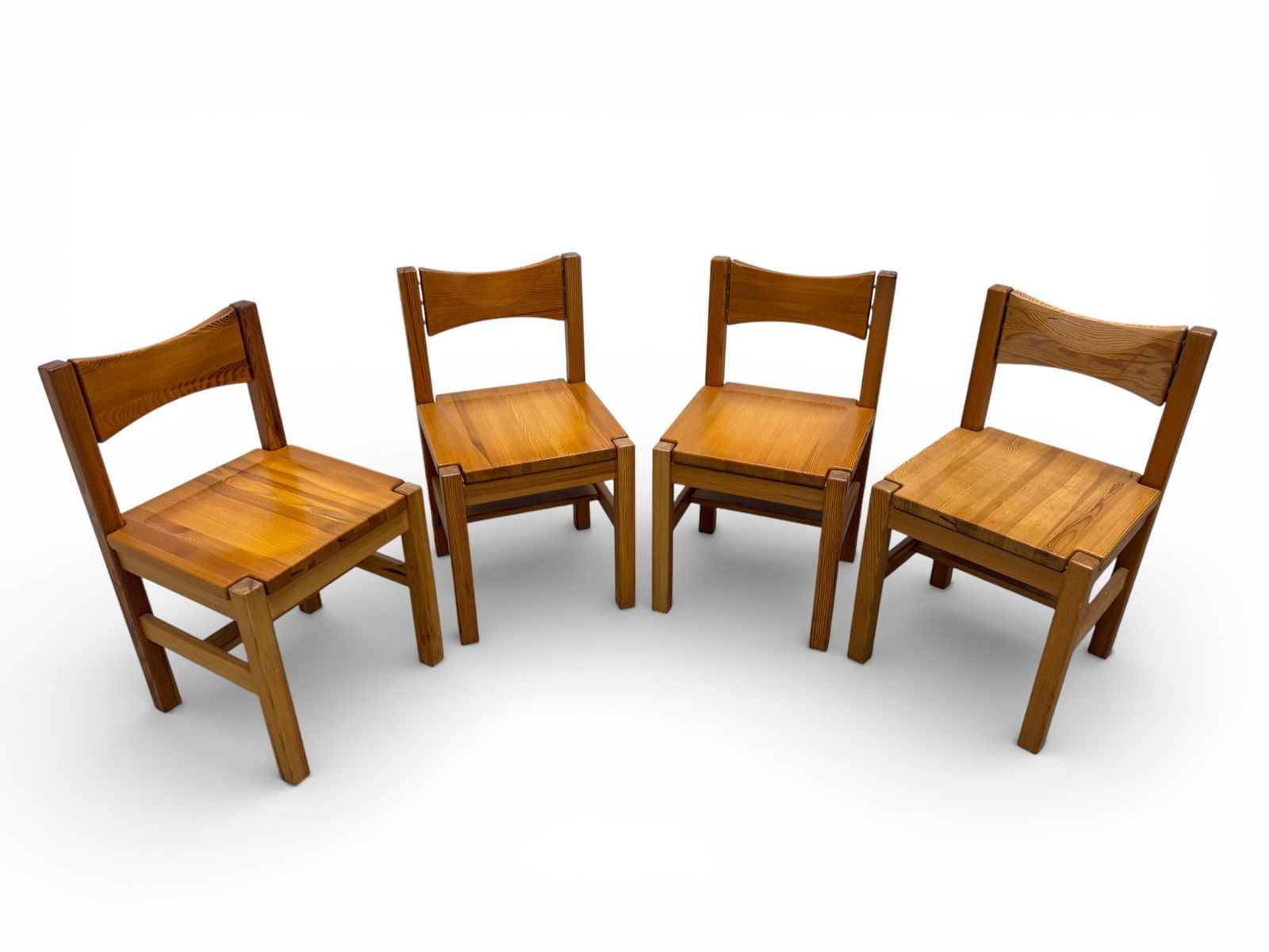 Ilmari Tapiovaara 'Hongisto' Chairs - 4: Four Ilmari Tapiovaara for Laukaan Ouu 'Hongisto' chairs. The chairs made in Finland have clean lines with a minimalist design Dimensions: H:28" W:16" D:16 Seat Height:17