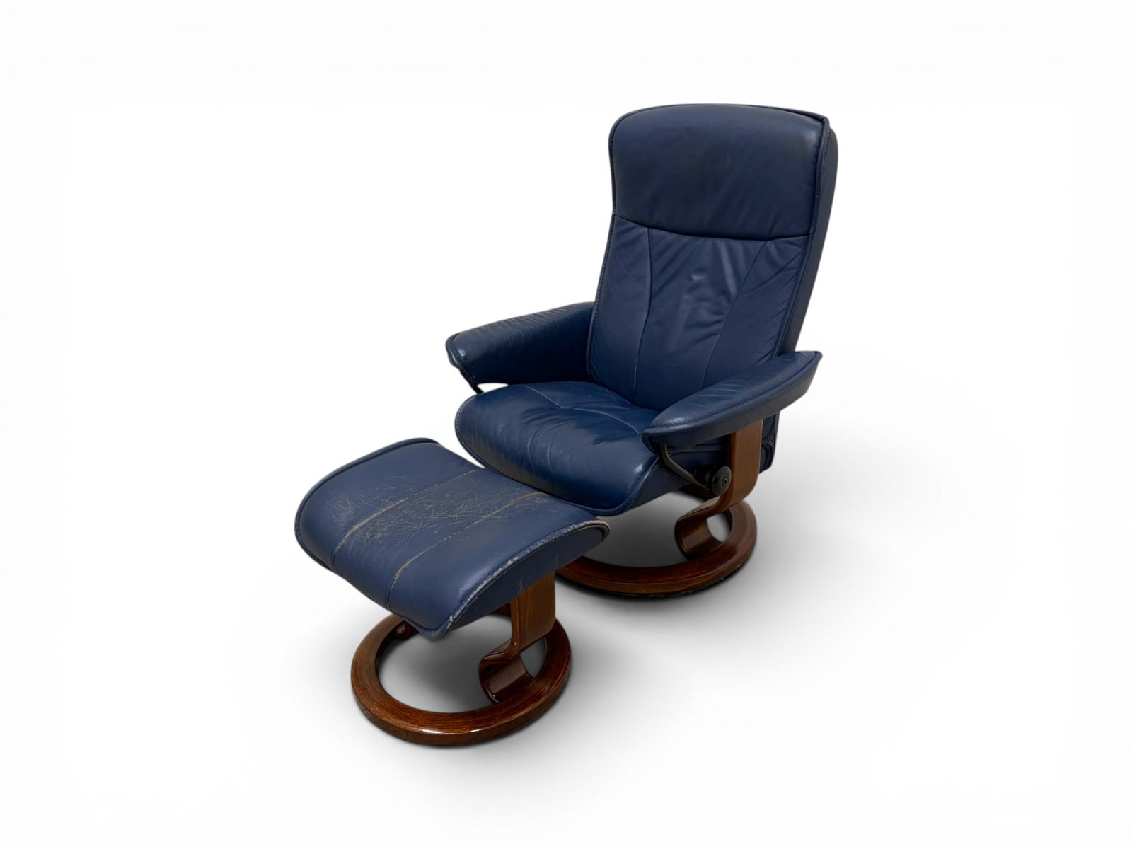 Ekornes Stressless Lounge Chair & Ottoman: Ekornes "Stressless" lounge chair and ottoman. Blue leather upholstery. Marked Stressless Ekornes on adjustment knob. Chair dimensions: H: 39.5" W: 31" D: 28", seat height 15" Ottoman dimensions: