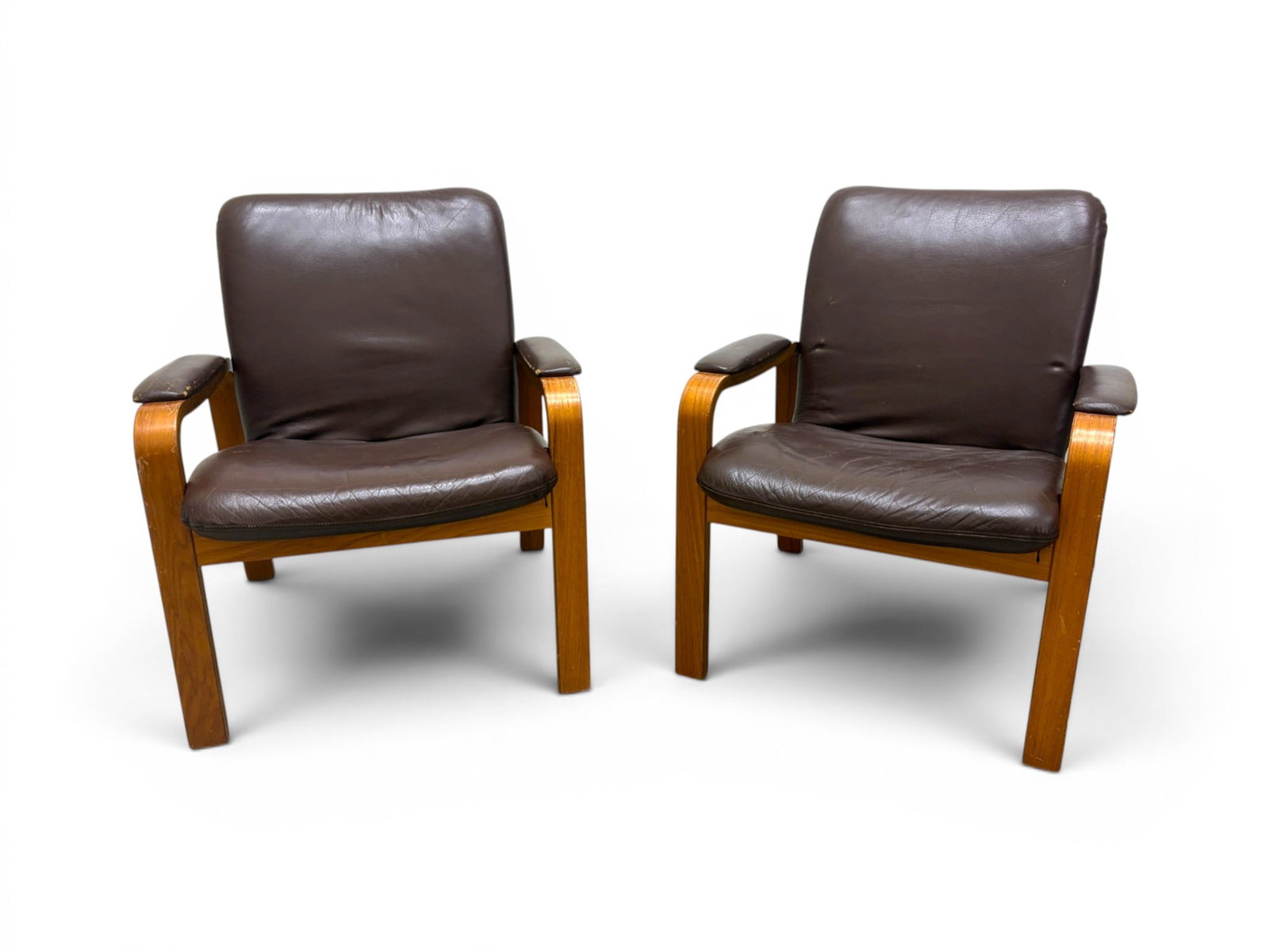 Pair Ekornes Lounge Chairs: Pair Ekornes Scandinavian modern lounge chairs with leather upholstery. Dimensions: H: 31" W: 27" D: 29", seat height 16.25"