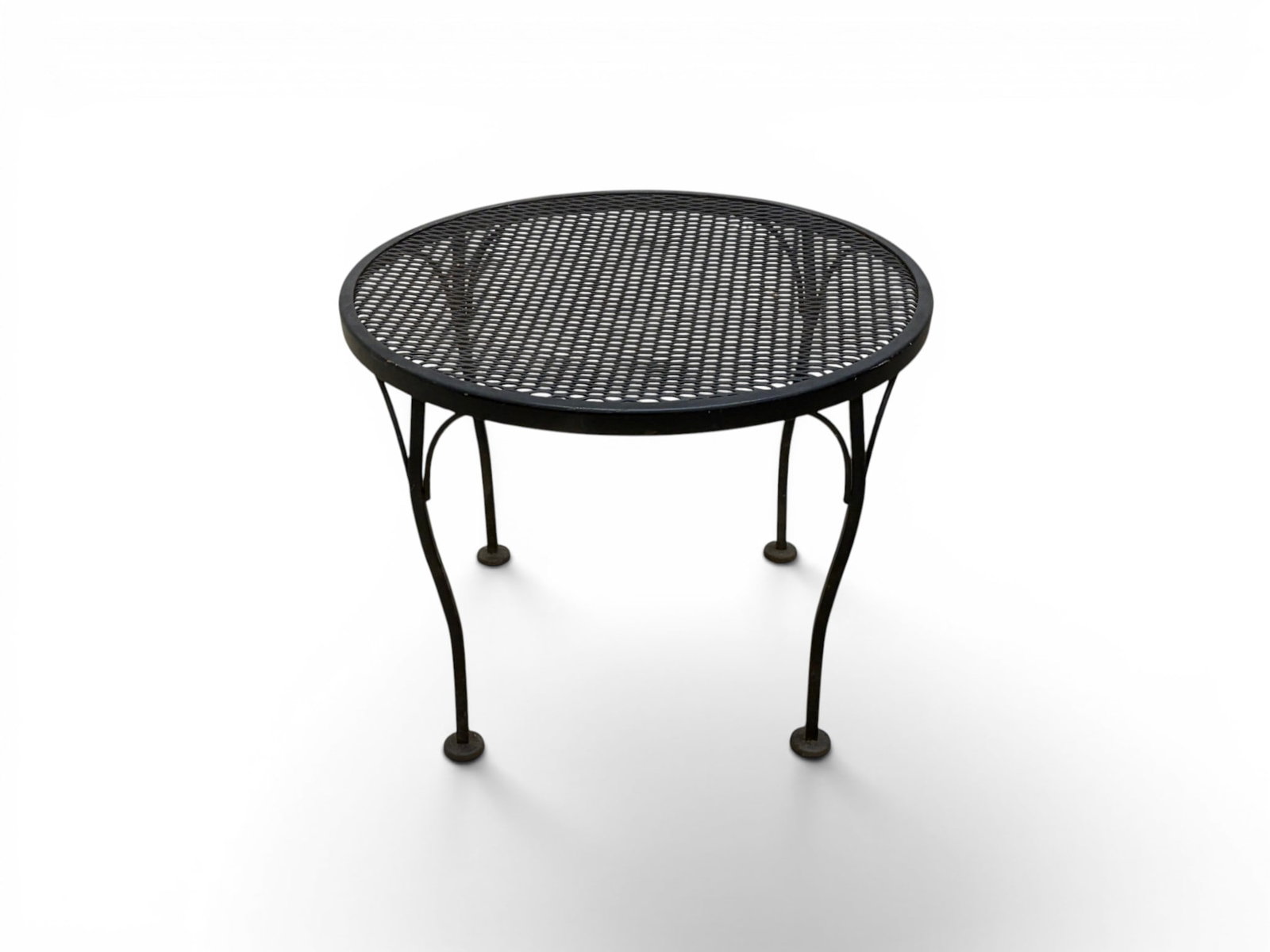 Woodard Round Side Table (1 of 7)