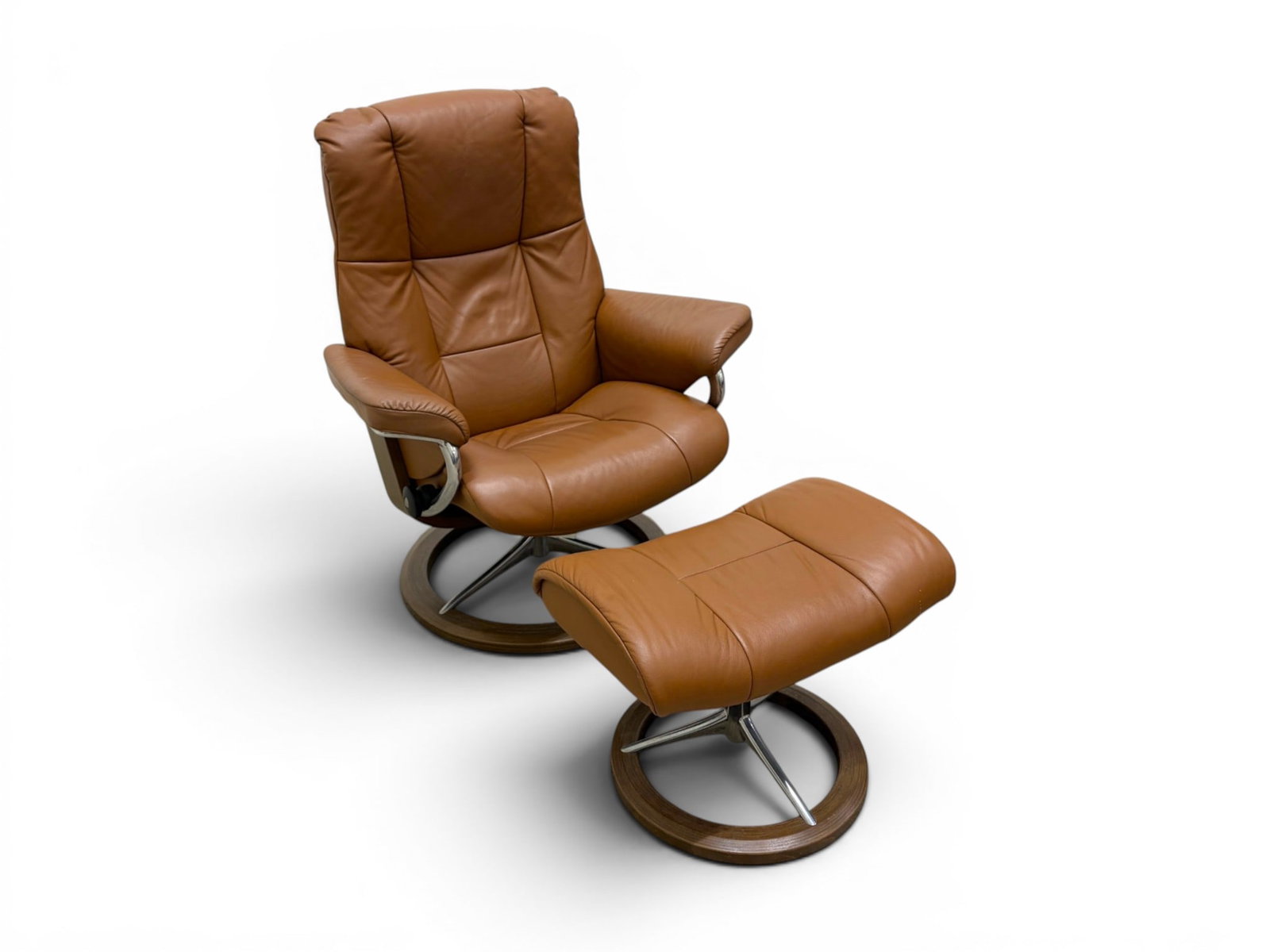 Ekornes Stressless Lounge Chair & Ottoman: Ekornes Stressless lounge chair and ottoman. Brown leather, wood and chrome bases. Marked Stressless on the knobs. Chair dimensions: H: 40.5" W: 32" D: 29", seat height 16.75" Ottoman dimensions: H: