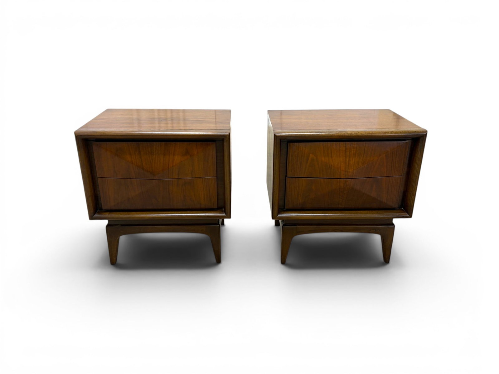 Pair United Diamond Front Mid-Century Nightstands: Pair United Furniture diamond front mid-century modern nightstands. Dimensions: H: 24.625" W: 23.25" D: 16"
