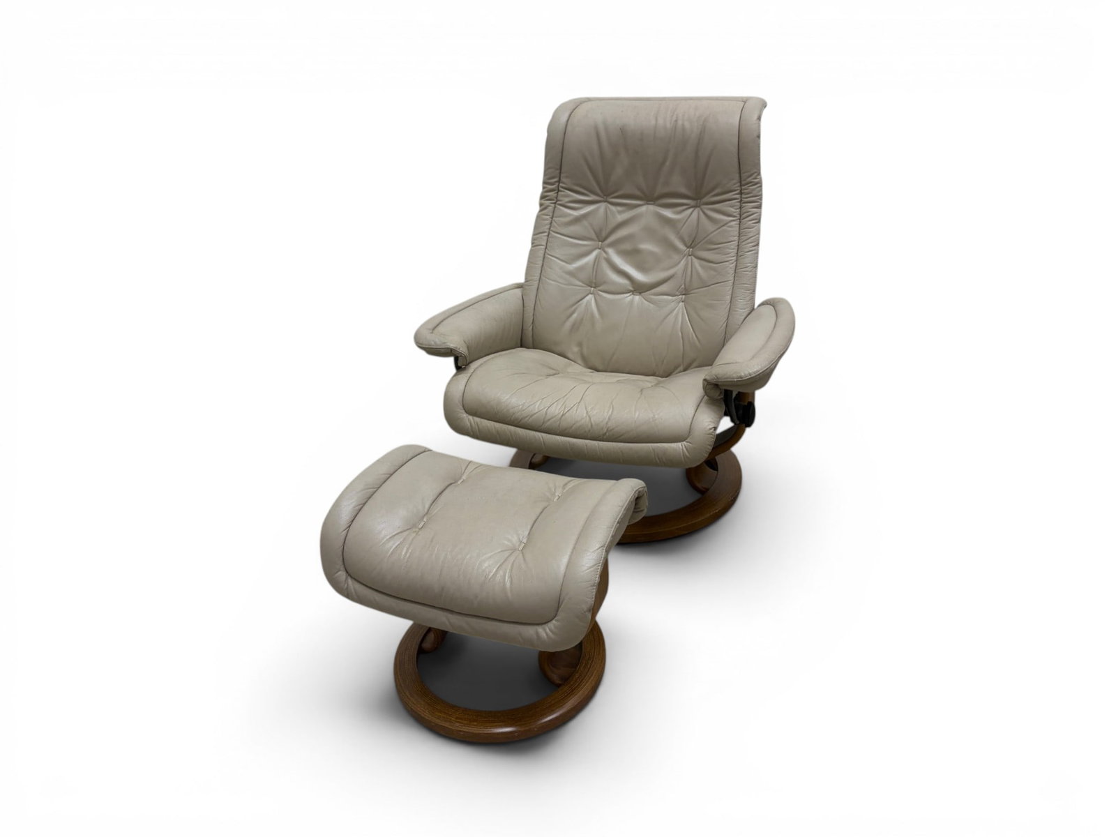 Ekornes Stressless Lounge Chair & Ottoman: Ekornes Stressless lounge chair and ottoman. Leather upholstery, wooden bases. Chair marked Stressless on the adjustment knob. Chair dimensions: H: 37.5 W: 34.5" D: 32", seat height 15.5" Ottomandimen
