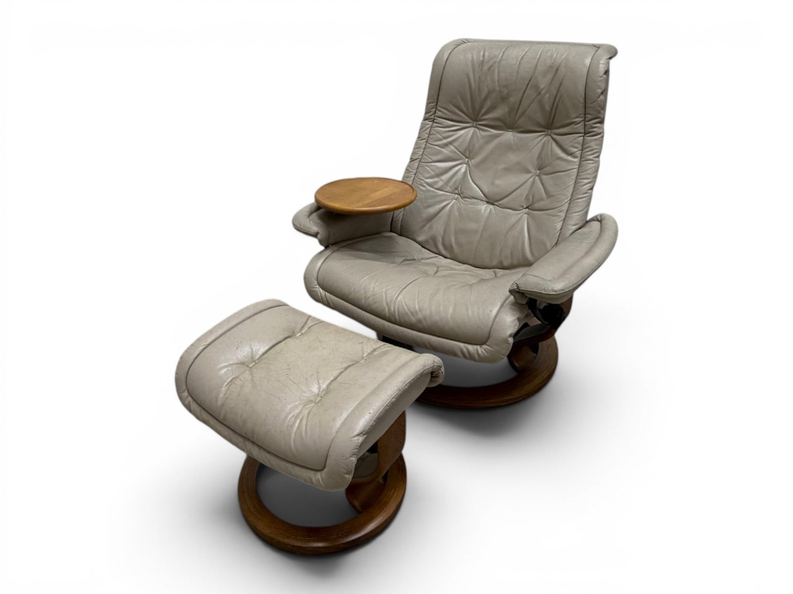 Ekornes Stressless Lounge Chair & Ottoman: Ekornes Stressless lounge chair and ottoman. Leather upholstery, wooden bases. Marked Stressless on the adjustment knob. Chair with attached side table. Chair dimensions: H: 38" W: 35" D: 32.5" Ottoma