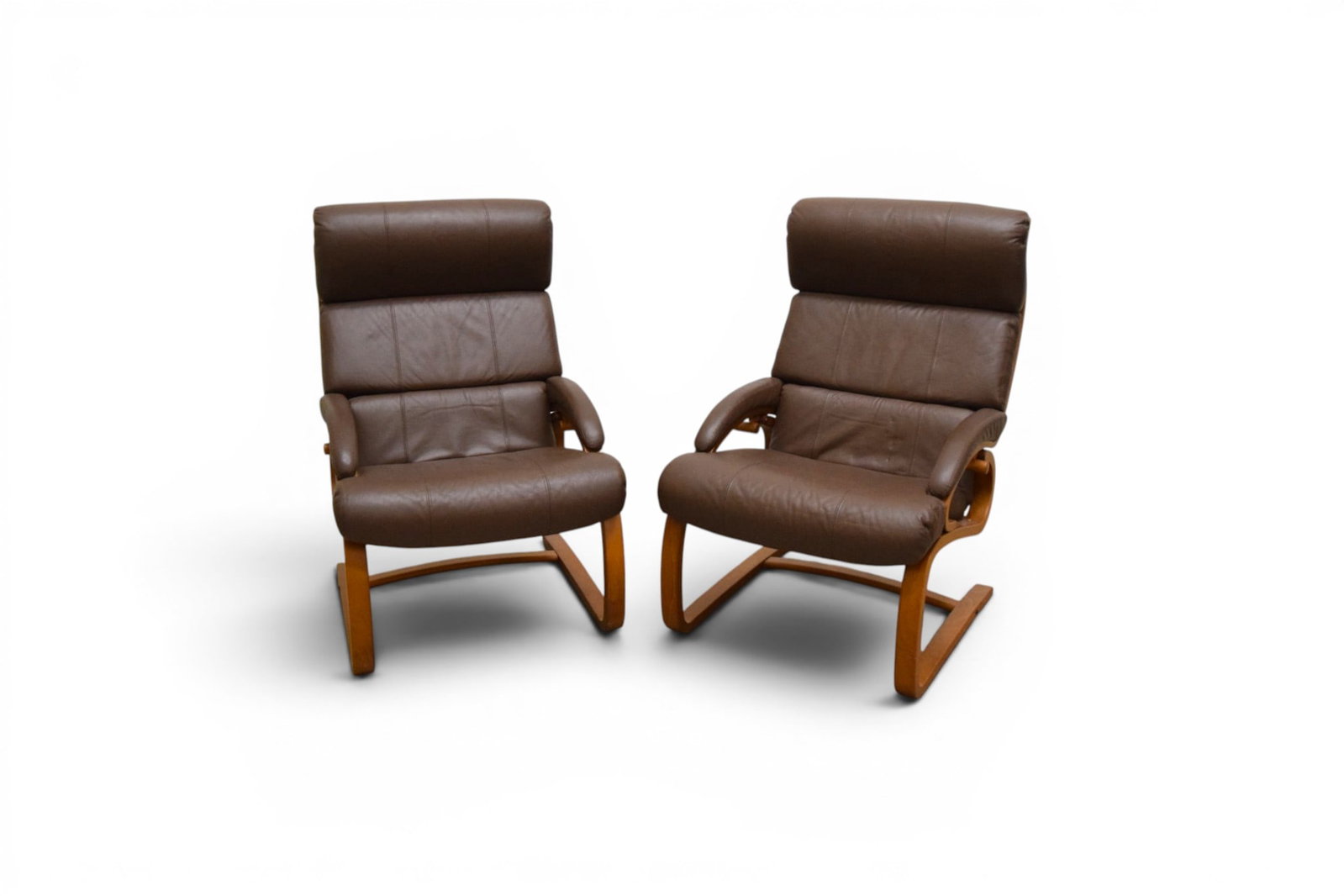 Pair Skipper Style Bentwood Lounge Chairs: Pair Skipper style bentwood lounge chairs, with brown leather upholstery. Unmarked. Dimensions: H: 41.5" W: 27" D: 34.25", seat height 17"