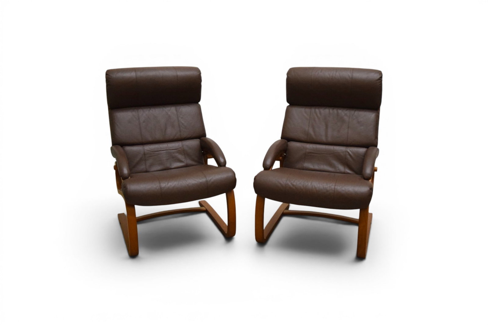 Pair Skipper Style Bentwood Lounge Chairs: Pair Skipper style bentwood lounge chairs, with brown leather upholstery. Unmarked. Dimensions: H: 41.5" W: 27" D: 34.25", seat height 17"