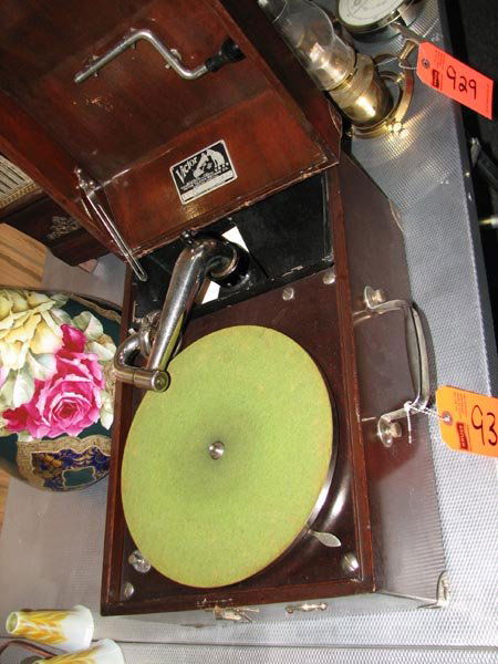 Antique Victor Talking Machine Company, VICTROLA N: Antique Victor Talking Machine Company, VICTROLA No 2 - Model VV-50 14644, nice wooden case (cracked at hinge)