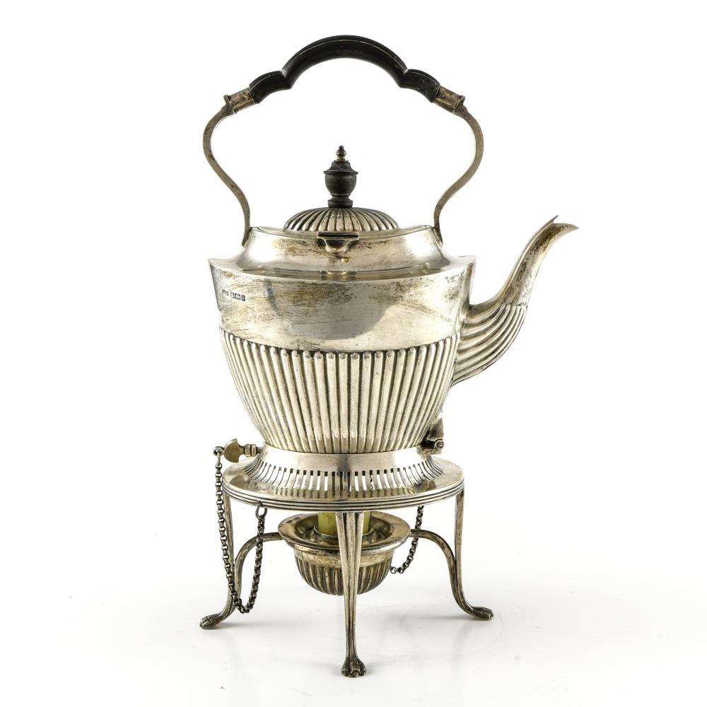 MAPPIN & WEBB: MAPPIN & WEBBTeapot with its warmerSilver with ebony handles, hallmarks of guarantee and silversmith. H : 29,5 cm Weight : 792 g gross