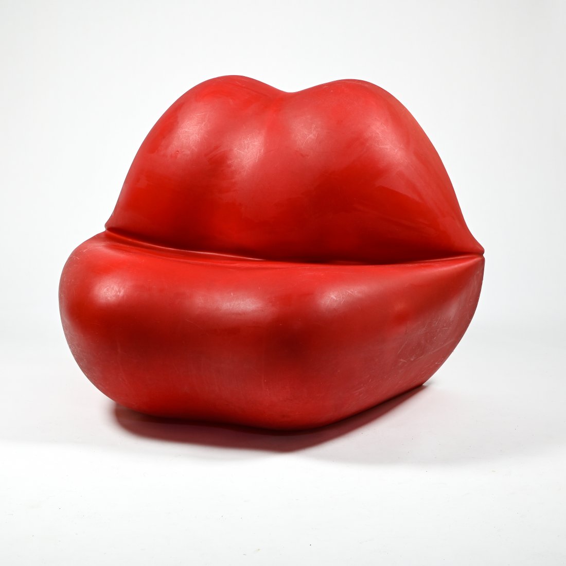 STUDIO 65 & HELLER: Studio 65 & HellerKiss armchair, 2004Red moulded polymerMinor scratches. H : 84 cm Width : 85 cm Depth : 76 cm