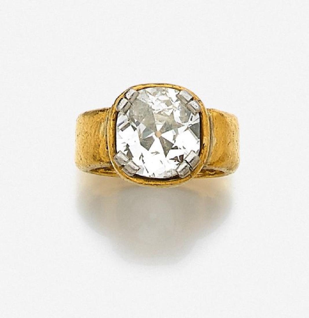 Suzanne BELPERRON - Bague de style antique: Suzanne BELPERRON Bague de style antique A large tour de doigt en or jaune 18k (750) et platine (950), ornée d'un diamant coussin de taille ancienne (forte égrisure) Poids du diamant: env. 5 à 5.50