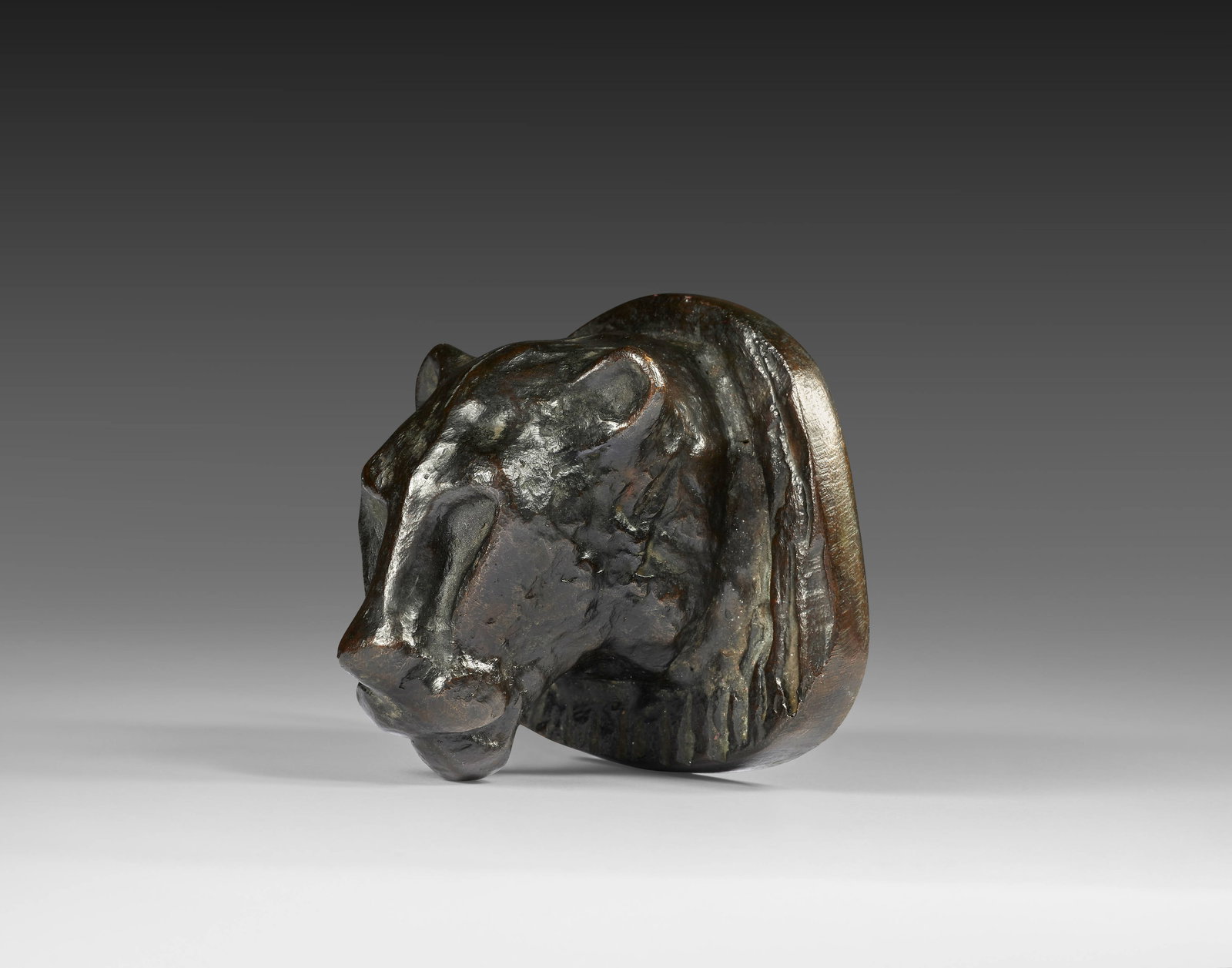 Diego GIACOMETTI: Diego GIACOMETTITête de lionBronze à patine bruneSigné "DIEGO" et signé du monogramme sur la tranche "DG"Hauteur: 7,80 cmProvenance : Cadeau de l'artiste à l'actuel