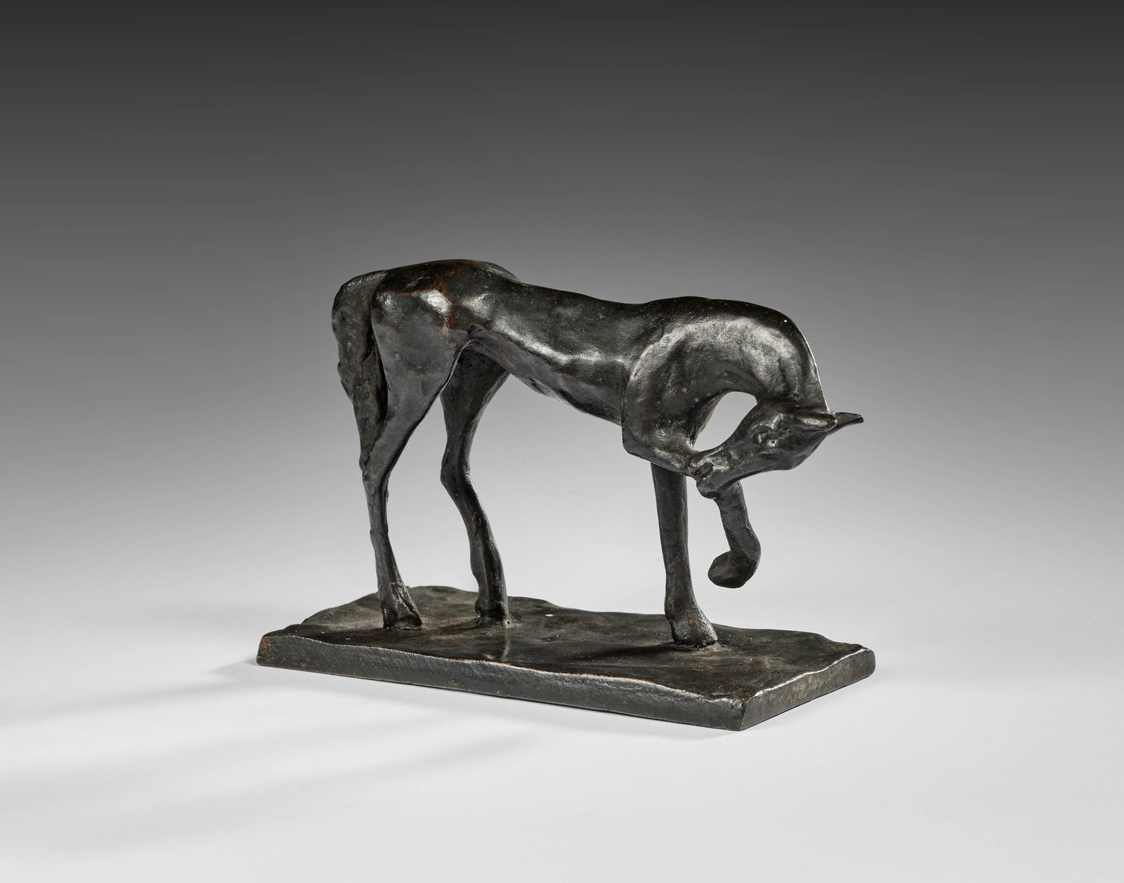 Diego GIACOMETTI: Diego GIACOMETTICheval tête baisséeBronze à patine noire nuancé bruneSigné "DIEGO" et signé du monogramme sur la tranche de la terrasse "DG"10.5 x 13.6 x 6.4