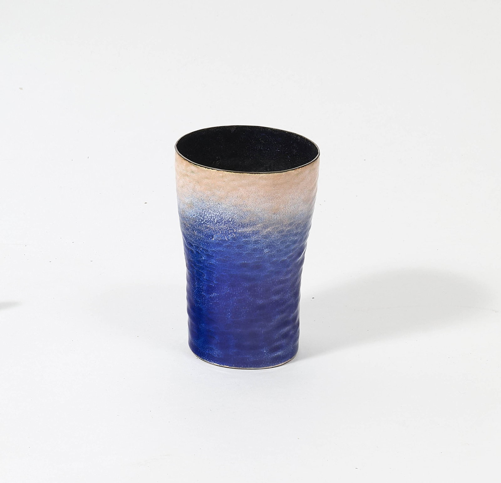 Gio PONTI & Paolo DE POLI: Gio PONTI & Paolo DE POLI (1891-1979 & 1905-1996) Vase – circa 1950 Émail sur cuivre bleu nuit et crème 15,5 × 10,5 cm Signature de l’atelier «de Poli» Provenance