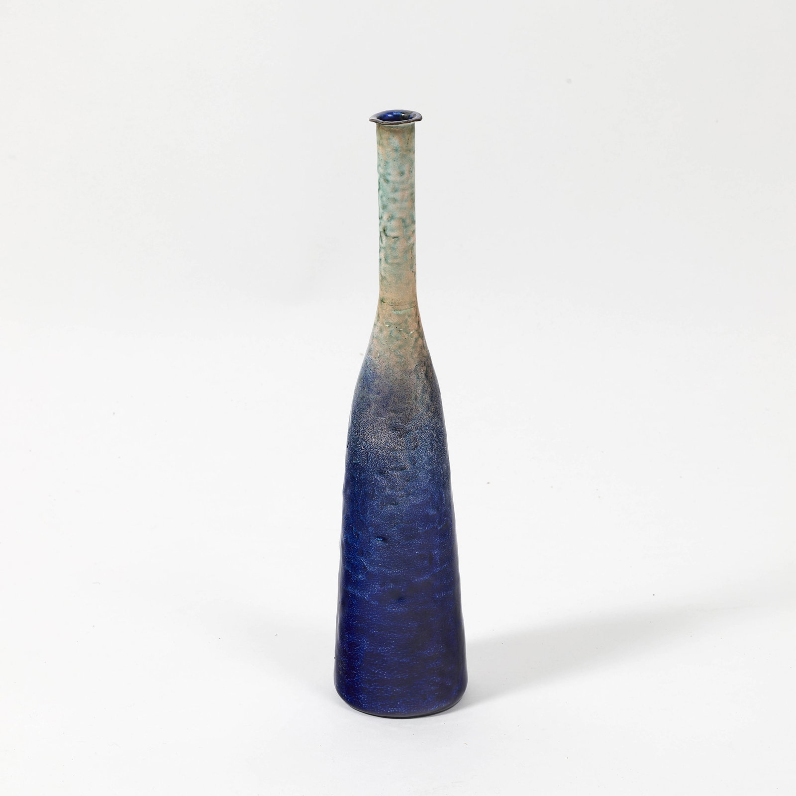 Gio PONTI & Paolo DE POLI: Gio PONTI & Paolo DE POLI (1891-1979 & 1905-1996) Vase bouteille – circa 1950 Émail sur cuivre bleu nuit, crème et turquoise 37 × 8,5 cm Signature de l’atelier «de Poli