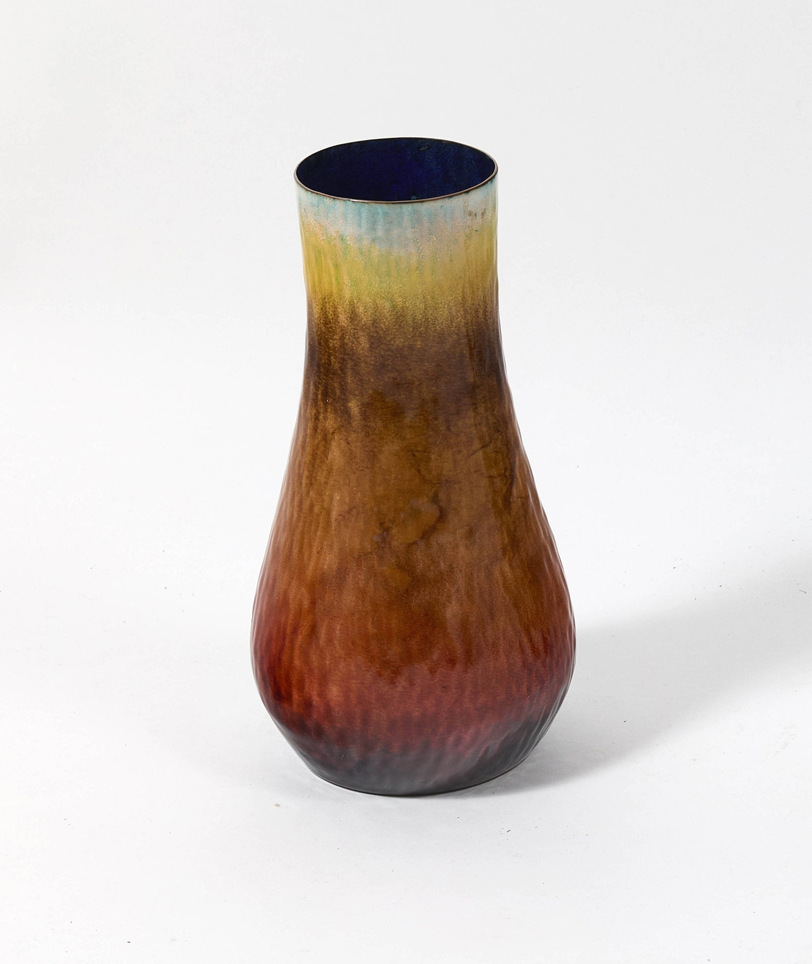Gio PONTI & Paolo DE POLI: Gio PONTI & Paolo DE POLI (1891-1979 & 1905-1996) Grand vase – circa 1950 Émail sur cuivre ocre, jaune, brun et bleu ciel 33 × 16 cm Signature de l’atelier «de Poli»