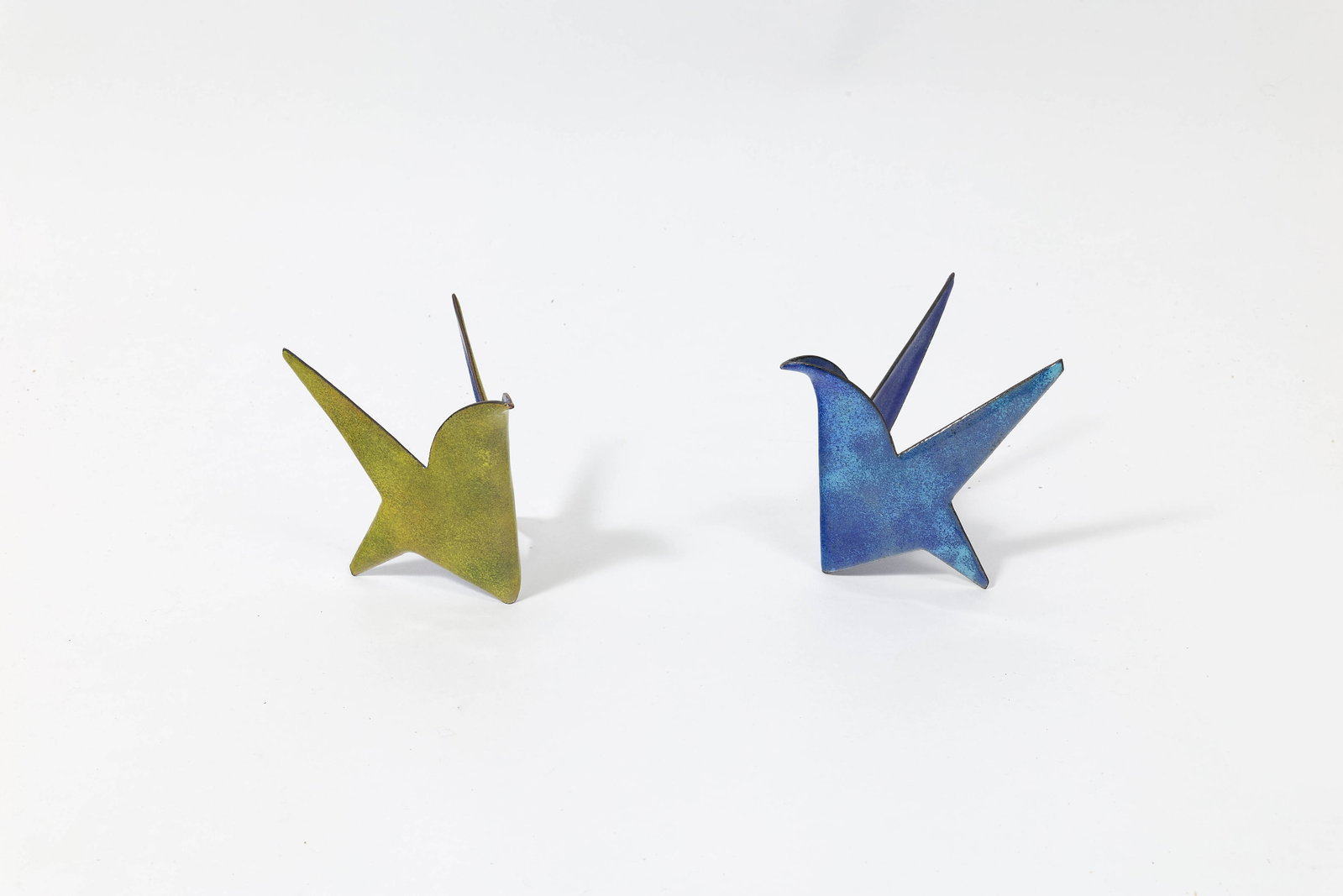 Gio PONTI & Paolo DE POLI: Gio PONTI & Paolo DE POLI (1891-1979 & 1905-1996) Paire de « Colombina » – circa 1950 Émail sur cuivre bleu et jaune Signature de l’atelier «de Poli» 10 ×