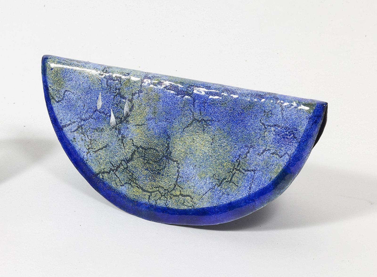 Gio PONTI & Paolo DE POLI: Gio PONTI & Paolo DE POLI (1891-1979 & 1905-1996) « Pastèque bleue » – circa 1950 Émail sur cuivre 11 × 24,5 cm Signature de l’atelier «de Poli» Provenan