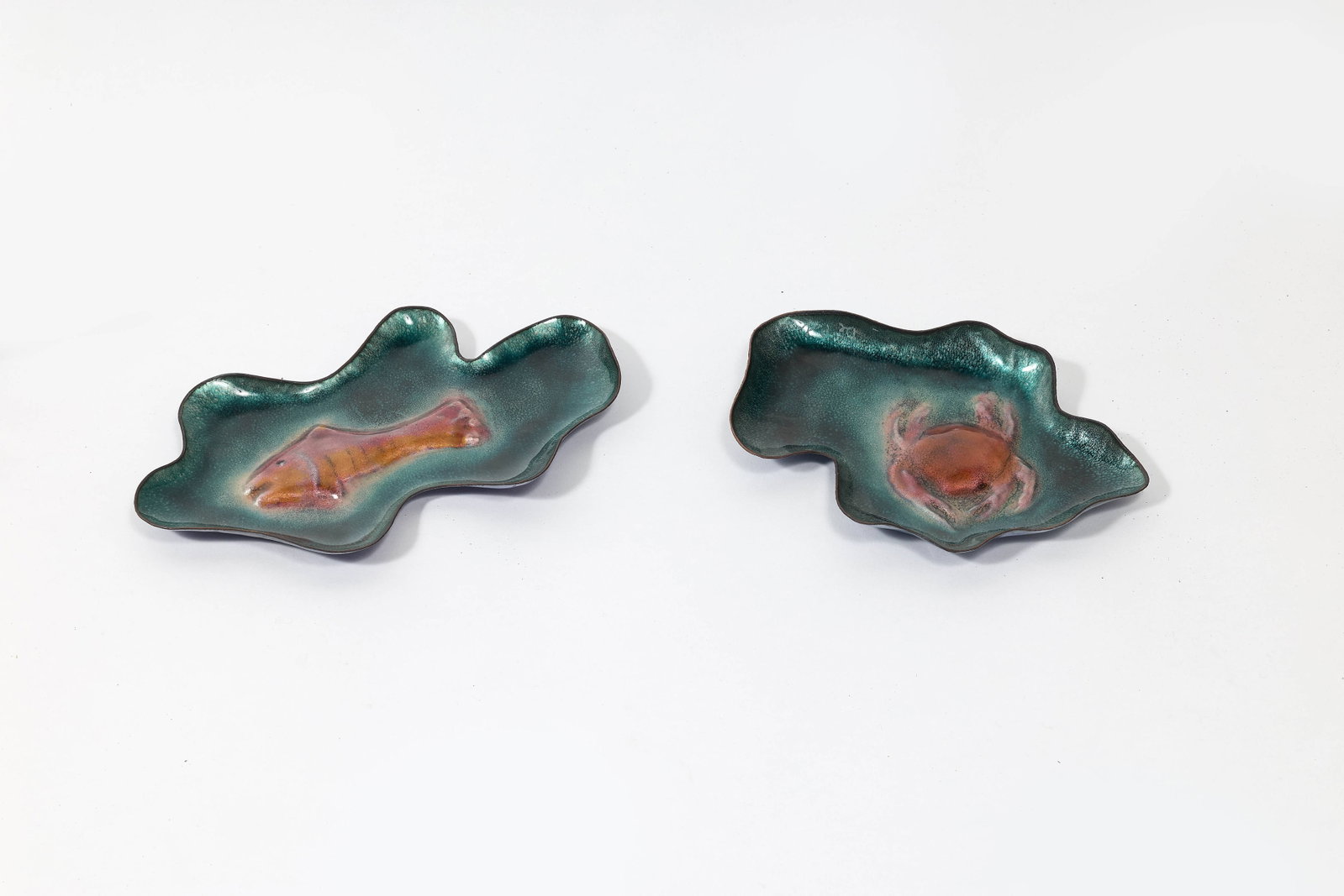 Gio PONTI & Paolo DE POLI: Gio PONTI & Paolo DE POLI (1891-1979 & 1905-1996) Paire de vide-poches « poisson » et « crabe » – circa 1950 Émail sur cuivre Vide-poche «poisson» : 30 ×