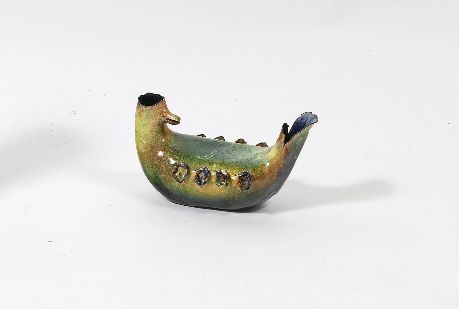 Gio PONTI & Paolo DE POLI: Gio PONTI & Paolo DE POLI (1891-1979 & 1905-1996) « Poule d'eau » – circa 1950 Émail sur cuivre 13 × 22 × 9 cm Signature de l’atelier «de Poli»