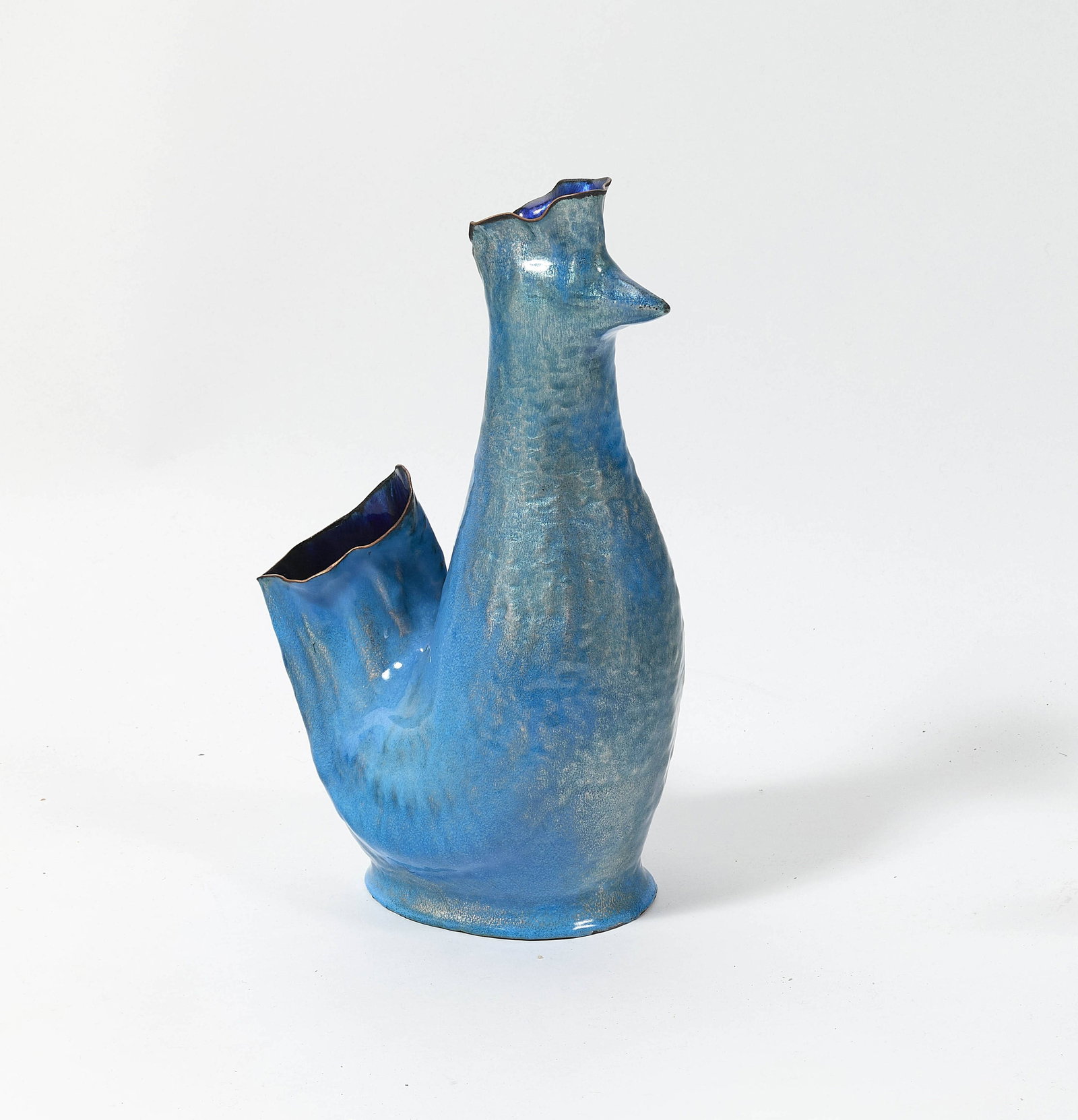 Gio PONTI & Paolo DE POLI: Gio PONTI & Paolo DE POLI (1891-1979 & 1905-1996) Vase « Poule » – circa 1950 Émail sur cuivre 37 × 13 × 23 cm Signature de l’atelier «de Poli» Provenanc
