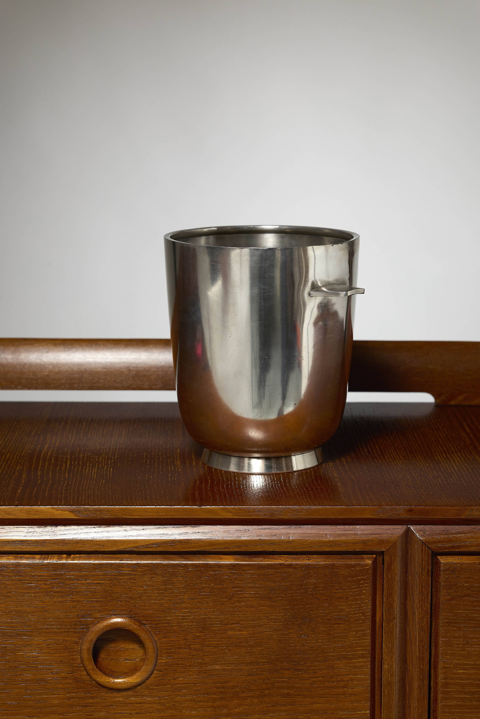Gio PONTI: Gio PONTI Seau à champagne – circa 1950 Alpaca Édition Fratelli Calderoni Cachet de l’éditeur au revers 23 × 27 cm An alpaca champagne bucket by Gio Ponti for Fratelli 