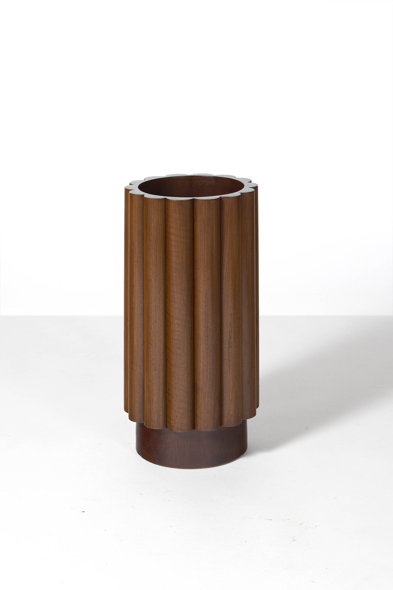 Gio PONTI: Gio PONTI Porte-parapluie – circa 1938 Doublure intérieure en noyer Édition Casa e Giardino Marque de l’éditeur au fer au revers 59 × 28 cm Un certificat des archives