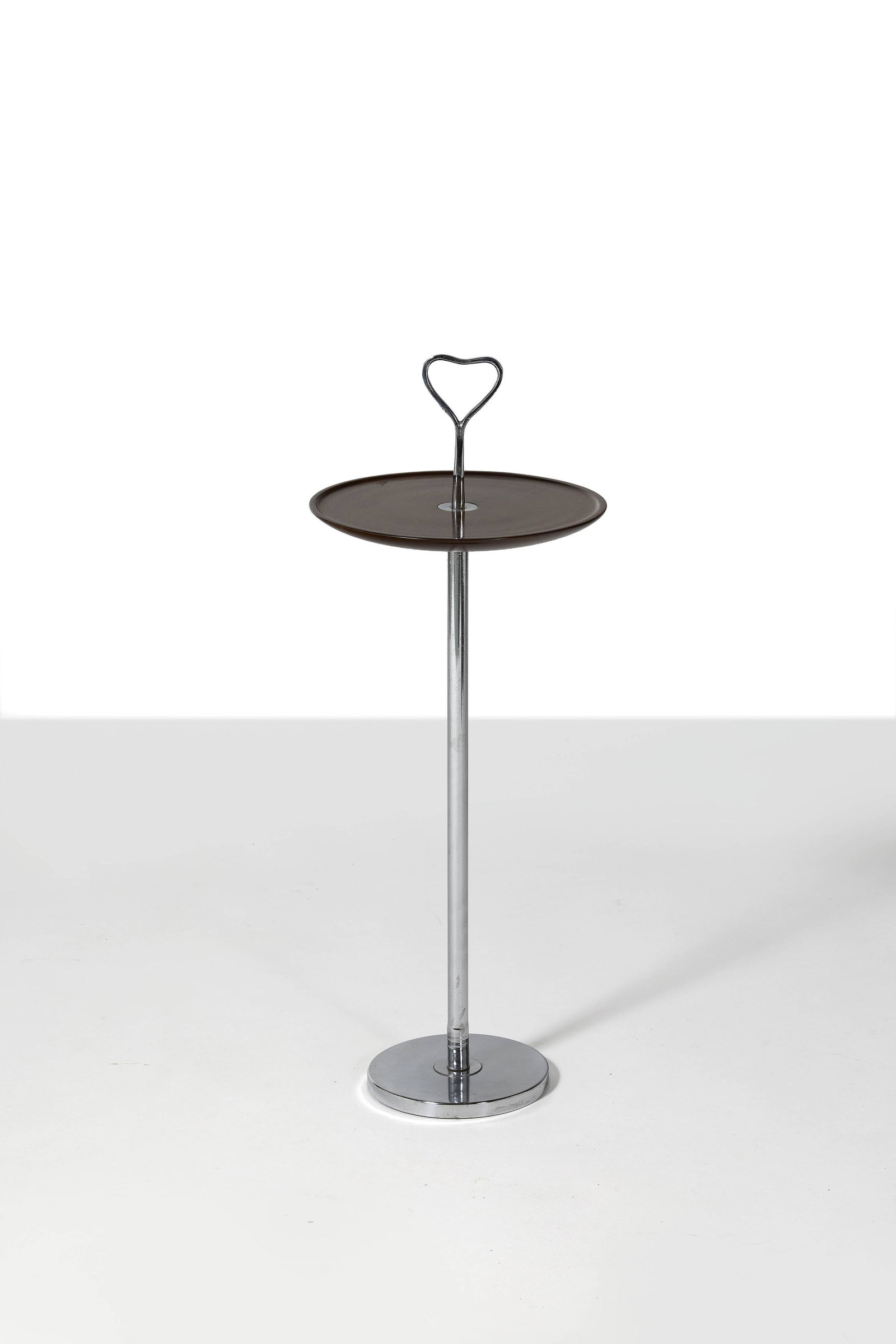 Paolo BUFFA & Antonio CASSI RAMELLI: Paolo BUFFA & Antonio CASSI RAMELLI (1903-1970 & 1905-1980) Table d’appoint – circa 1950 Piètement en acier, plateau en noyer 71 × 28 cm A steel and walnut side table by Paolo Bu