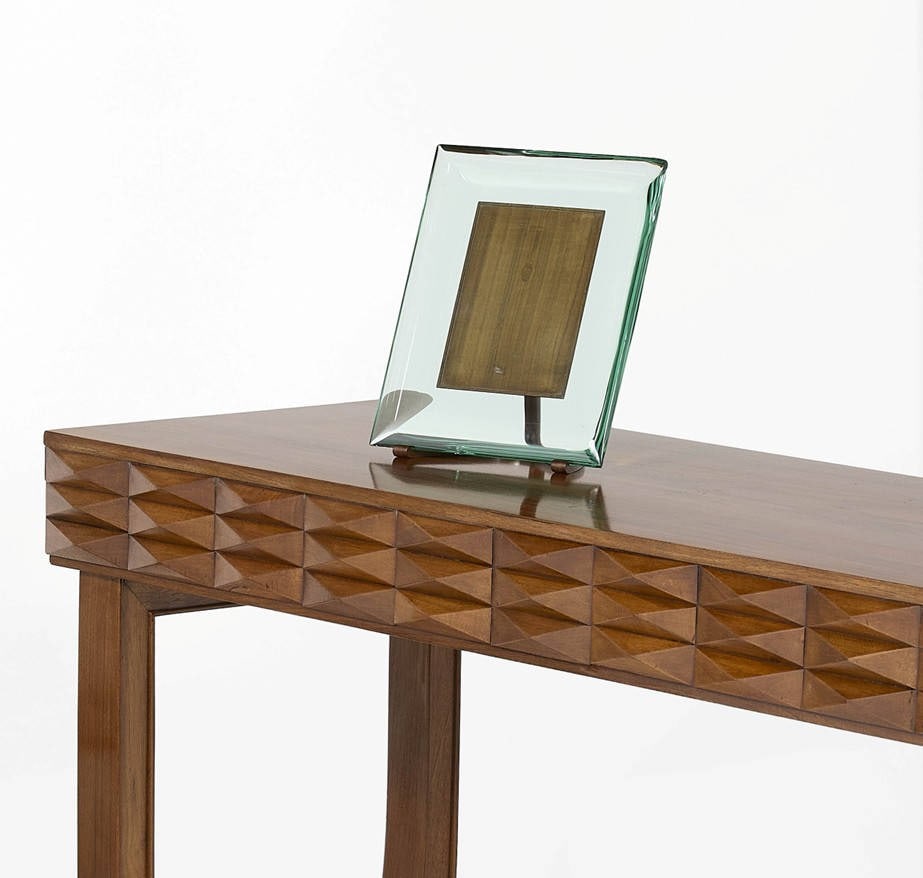 Pietro CHIESA: Pietro CHIESA Cadre photo modèle 1242 – circa 1940 Structure en noyer, verre Édition Fontana Arte Portant le monogramme de l'éditeur "FX" au revers du piètement 24 × 21