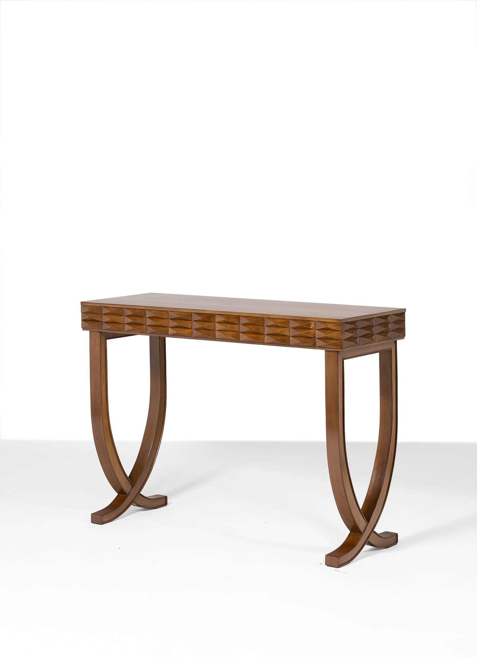 Paolo BUFFA: Paolo BUFFA Console – circa 1950 Structure en noyer avec piètement croisé et ceinture à décor de pointe de diamant 86 × 117 × 42 cm A walnut console by Paolo Buffa