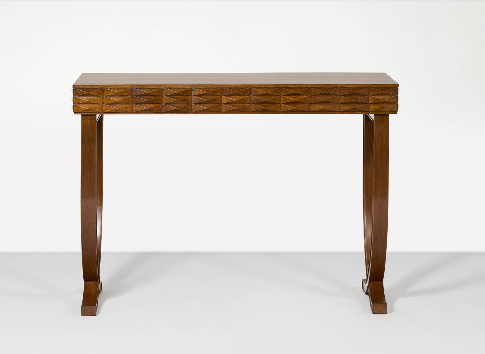 Paolo BUFFA: Paolo BUFFA Console – circa 1950 Structure en noyer avec piètement croisé et ceinture à décor de pointe de diamant 86 × 117 × 42 cm A walnut console by Paolo Buffa